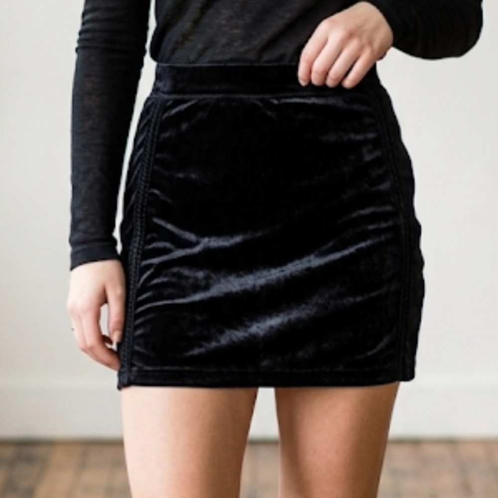 FREE PEOPLE Size 2 Black Velvet Mini‎ Skirt